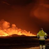 Caption/Abstract=19.12.2023, Island, Grindavik: Ein Mitglied eines Sicherheitsteams steht an einem Einsatzfahrzeug und blickt in Richtung eines Vulkans, der nach einer Erdbebenserie am Montagabend (18.12.2023) auf der Reykjanes-Halbinsel in Island ausgebrochen ist. Foto: Marco Di Marco/AP/dpa 