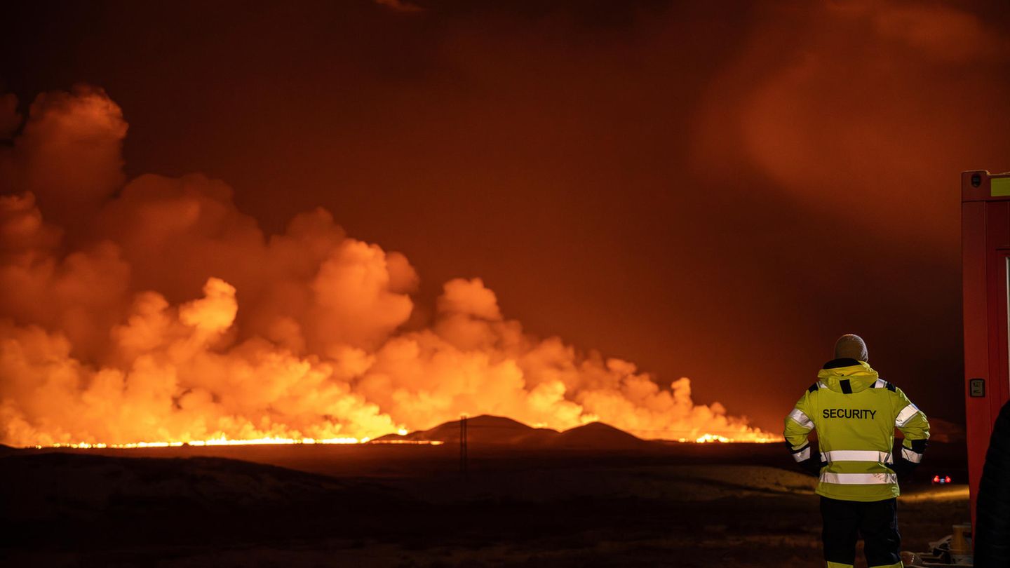 Caption/Abstract=19.12.2023, Island, Grindavik: Ein Mitglied eines Sicherheitsteams steht an einem Einsatzfahrzeug und blickt in Richtung eines Vulkans, der nach einer Erdbebenserie am Montagabend (18.12.2023) auf der Reykjanes-Halbinsel in Island ausgebrochen ist. Foto: Marco Di Marco/AP/dpa 