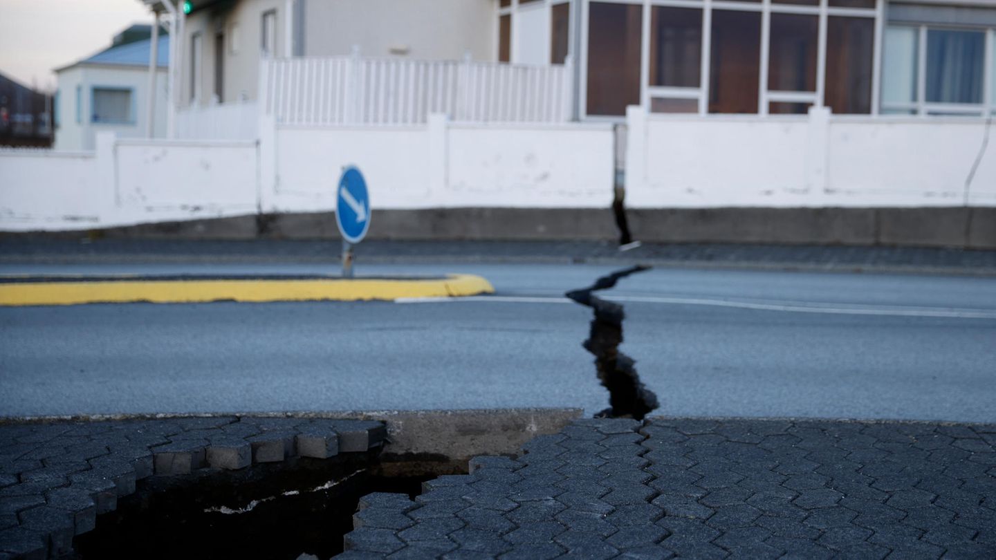 Vorboten schon im November Caption/Abstract=A fissure stretches across a road in the town of Grindavik, Iceland Monday Nov. 13, 2023 following seismic activity. Residents of Grindavik, a town in southwestern Iceland, have been briefly allowed to return to their homes on Monday after being told to evacuate on Saturday after increasing concern about a potential volcanic eruption caused civil defense authorities to declare a state of emergency in the region. (AP Photo/Brynjar Gunnarsson)