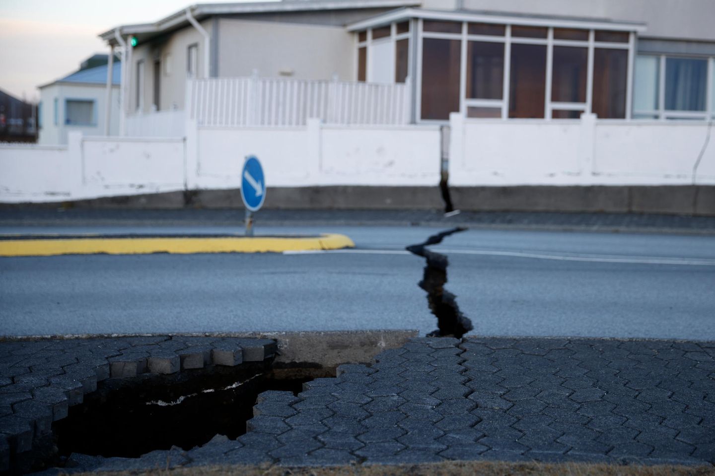 Vorboten schon im November Caption/Abstract=A fissure stretches across a road in the town of Grindavik, Iceland Monday Nov. 13, 2023 following seismic activity. Residents of Grindavik, a town in southwestern Iceland, have been briefly allowed to return to their homes on Monday after being told to evacuate on Saturday after increasing concern about a potential volcanic eruption caused civil defense authorities to declare a state of emergency in the region. (AP Photo/Brynjar Gunnarsson)