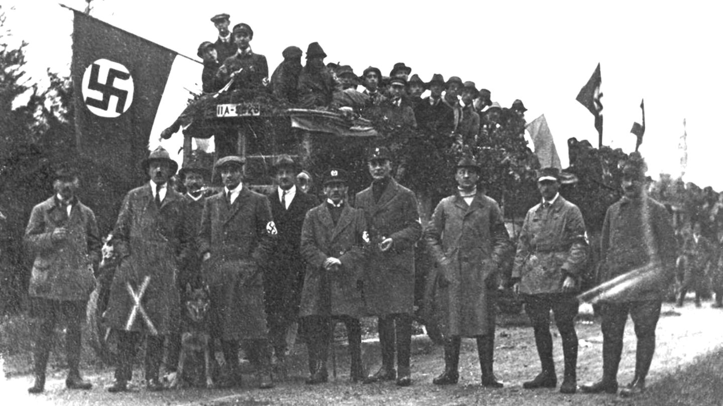 Gruppe von Nationalsozialisten vor einem Lastwagen mit Hakenkreuzfahne, sw-Foto