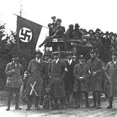 Gruppe von Nationalsozialisten vor einem Lastwagen mit Hakenkreuzfahne, sw-Foto
