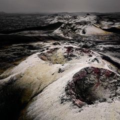 Auf einer Strecke von fast 30 Kilometern schießen 1783 die vulkanischen Fontänen eng aneinandergereiht empor (heutiges Foto der erkalteten Kraterringe). Wenige Regionen der Erde erleben mehr Eruptionen als Island, das auf der Grenze zweier tektonischer Platten liegt