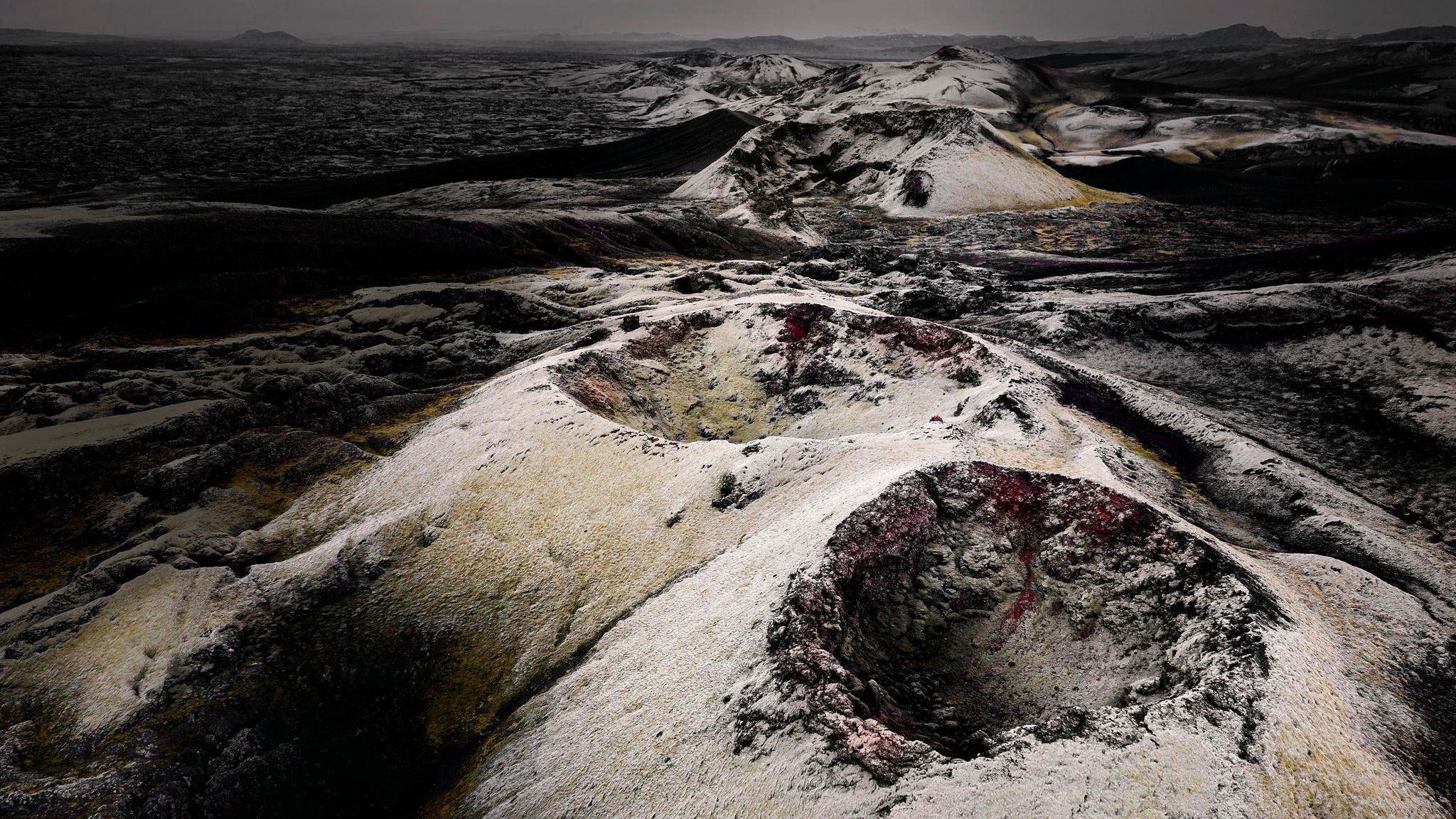 Auf einer Strecke von fast 30 Kilometern schießen 1783 die vulkanischen Fontänen eng aneinandergereiht empor (heutiges Foto der erkalteten Kraterringe). Wenige Regionen der Erde erleben mehr Eruptionen als Island, das auf der Grenze zweier tektonischer Platten liegt