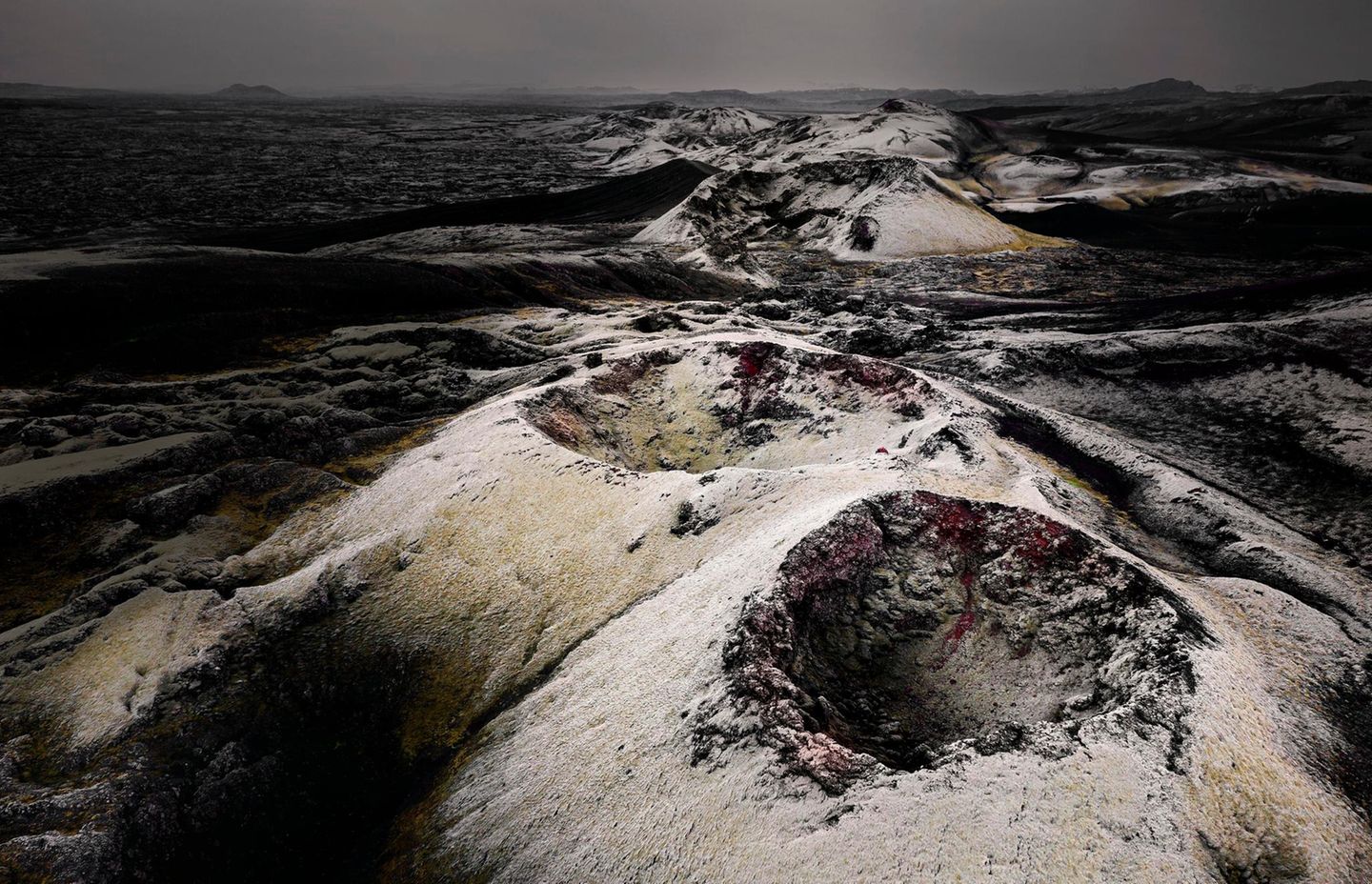 Auf einer Strecke von fast 30 Kilometern schießen 1783 die vulkanischen Fontänen eng aneinandergereiht empor (heutiges Foto der erkalteten Kraterringe). Wenige Regionen der Erde erleben mehr Eruptionen als Island, das auf der Grenze zweier tektonischer Platten liegt