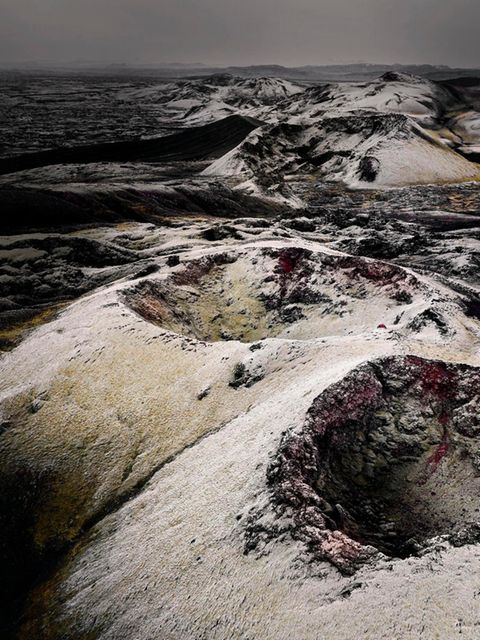 Auf einer Strecke von fast 30 Kilometern schießen 1783 die vulkanischen Fontänen eng aneinandergereiht empor (heutiges Foto der erkalteten Kraterringe). Wenige Regionen der Erde erleben mehr Eruptionen als Island, das auf der Grenze zweier tektonischer Platten liegt