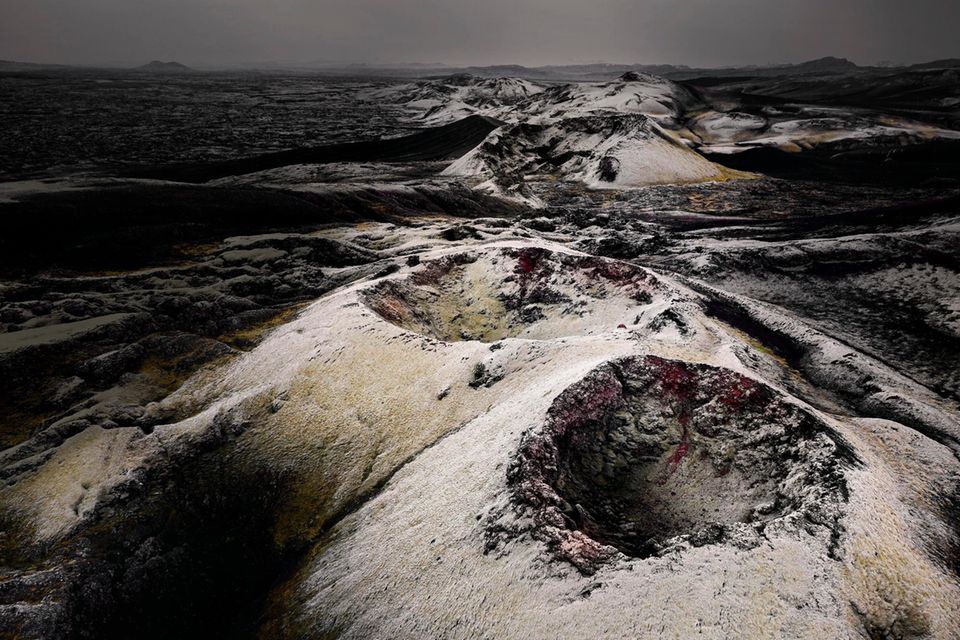 Auf einer Strecke von fast 30 Kilometern schießen 1783 die vulkanischen Fontänen eng aneinandergereiht empor (heutiges Foto der erkalteten Kraterringe). Wenige Regionen der Erde erleben mehr Eruptionen als Island, das auf der Grenze zweier tektonischer Platten liegt  1.5515