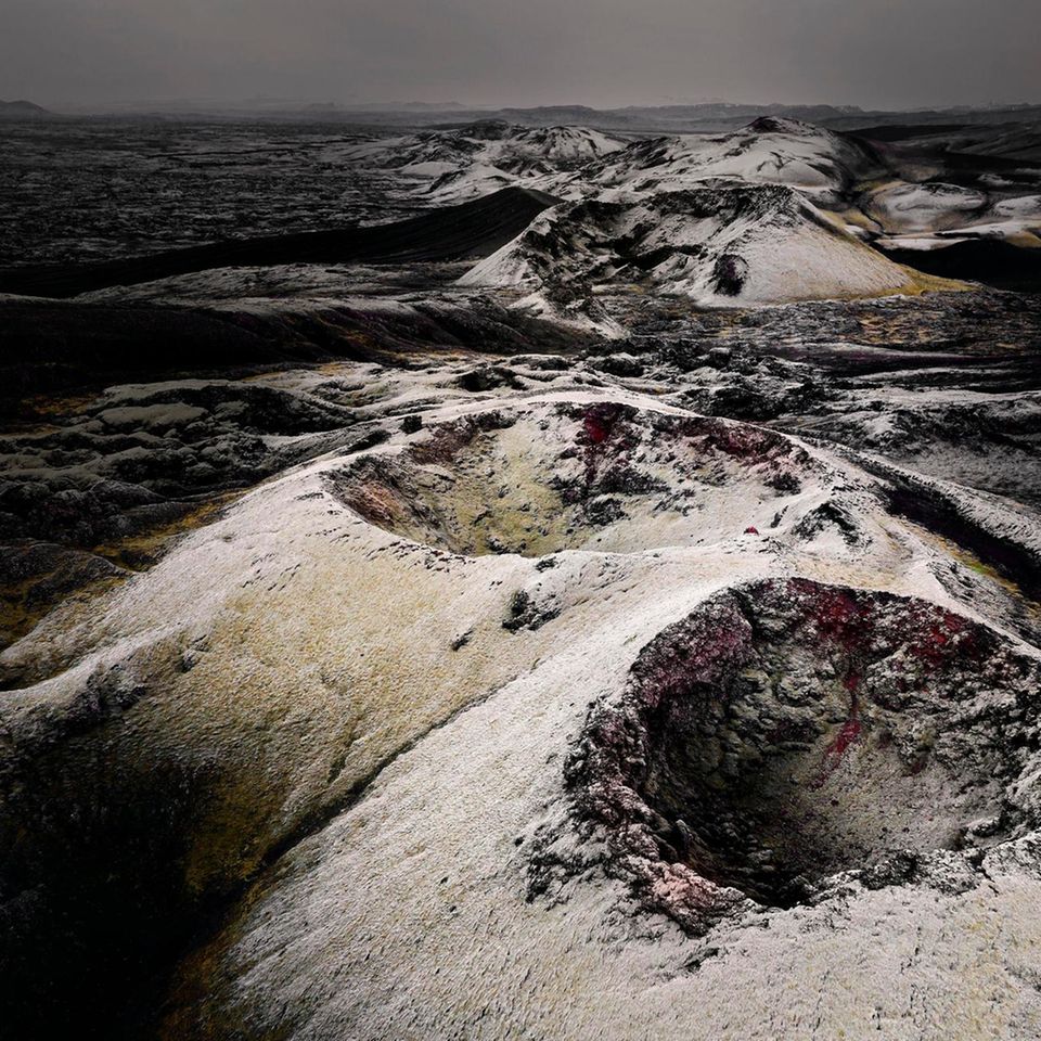 Auf einer Strecke von fast 30 Kilometern schießen 1783 die vulkanischen Fontänen eng aneinandergereiht empor (heutiges Foto der erkalteten Kraterringe). Wenige Regionen der Erde erleben mehr Eruptionen als Island, das auf der Grenze zweier tektonischer Platten liegt