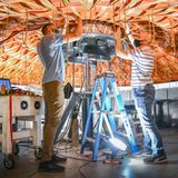 Zwei Männer arbeiten an technsichem Gerät im Labor