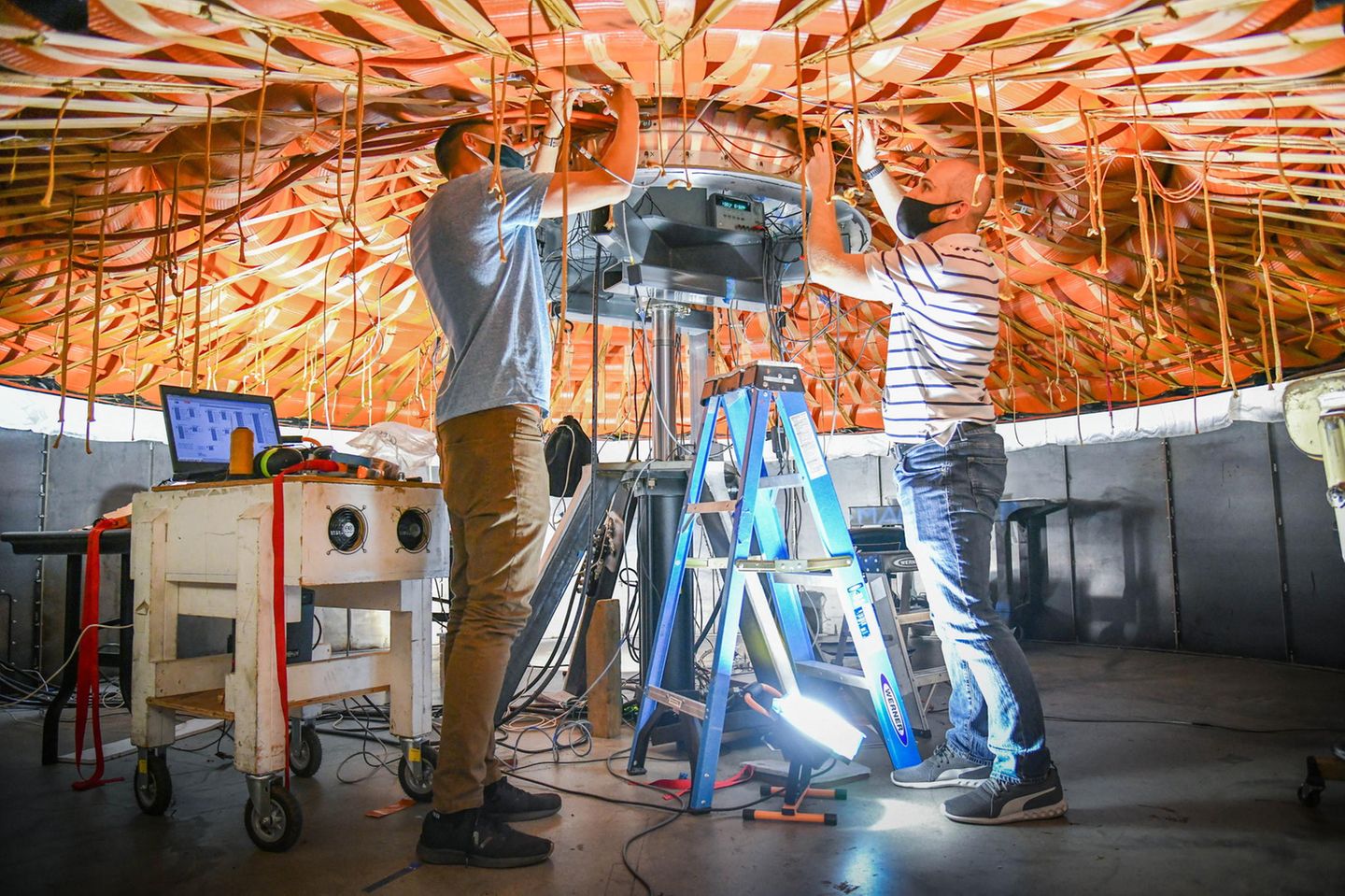 Zwei Männer arbeiten an technsichem Gerät im Labor