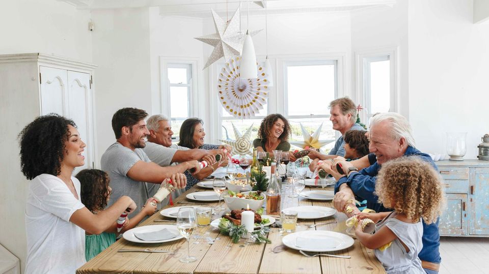Eine lange Tafel und fröhliche Gesichter: Die Idealvorstellung einer Familienfeier an Weihnachten