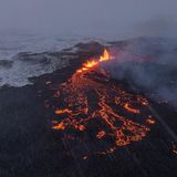 Luftaufnahme des südlichen aktiven Segments der Spalte eines aktiven Vulkans in Grindavik auf Island