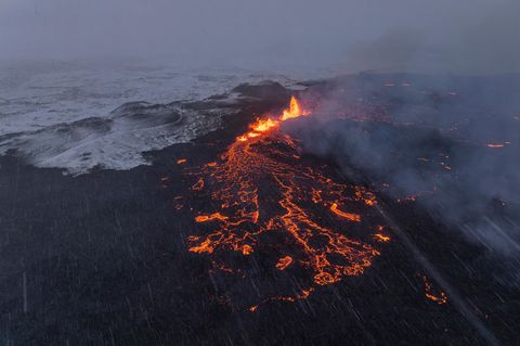 Luftaufnahme des südlichen aktiven Segments der Spalte eines aktiven Vulkans in Grindavik auf Island