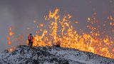 Wissenschaftler nehmen Messungen und Proben am Kamm vor der Eruptionsspalte des Vulkans in Grindavik