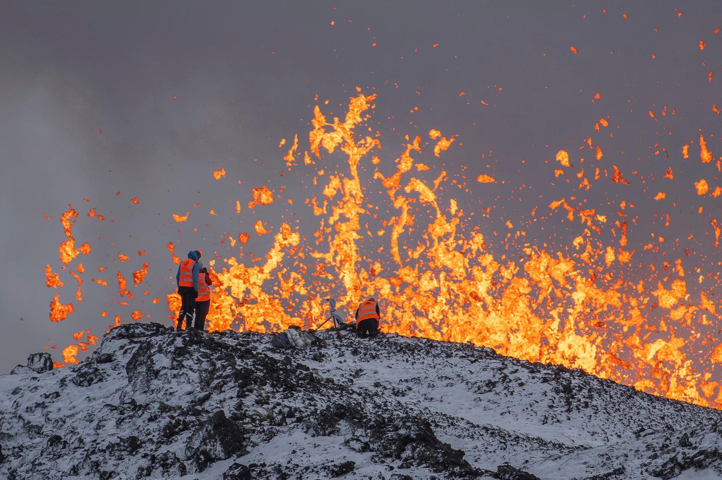 Schutzbarrieren für ein Kraftwerk Wissenschaftler nehmen Messungen und Proben am Kamm vor der Eruptionsspalte des Vulkans in Grindavik