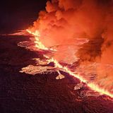 Magma fließt auf einem Hügel bei Grindavik auf der isländischen Halbinsel Reykjanes