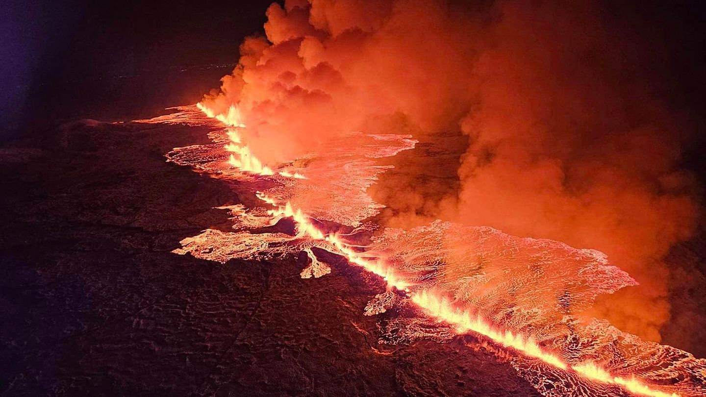 Magma fließt auf einem Hügel bei Grindavik auf der isländischen Halbinsel Reykjanes