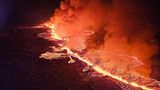 Magma fließt auf einem Hügel bei Grindavik auf der isländischen Halbinsel Reykjanes