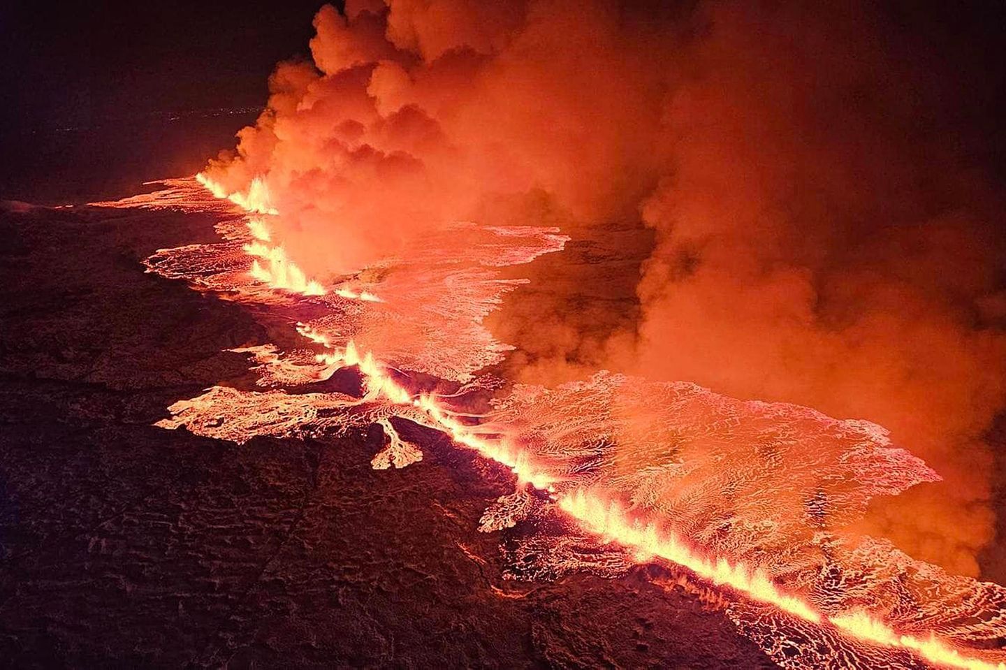 Unklarheit, wie es auf Island weitergeht Magma fließt auf einem Hügel bei Grindavik auf der isländischen Halbinsel Reykjanes