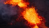 Nahaufnahme des südlichen aktiven Segments der ursprünglichen Spalte eines aktiven Vulkans auf der Reykjanes-Halbinsel in Island