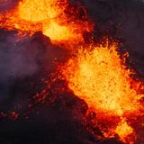 Nahaufnahme des südlichen aktiven Segments der ursprünglichen Spalte eines aktiven Vulkans auf der Reykjanes-Halbinsel in Island