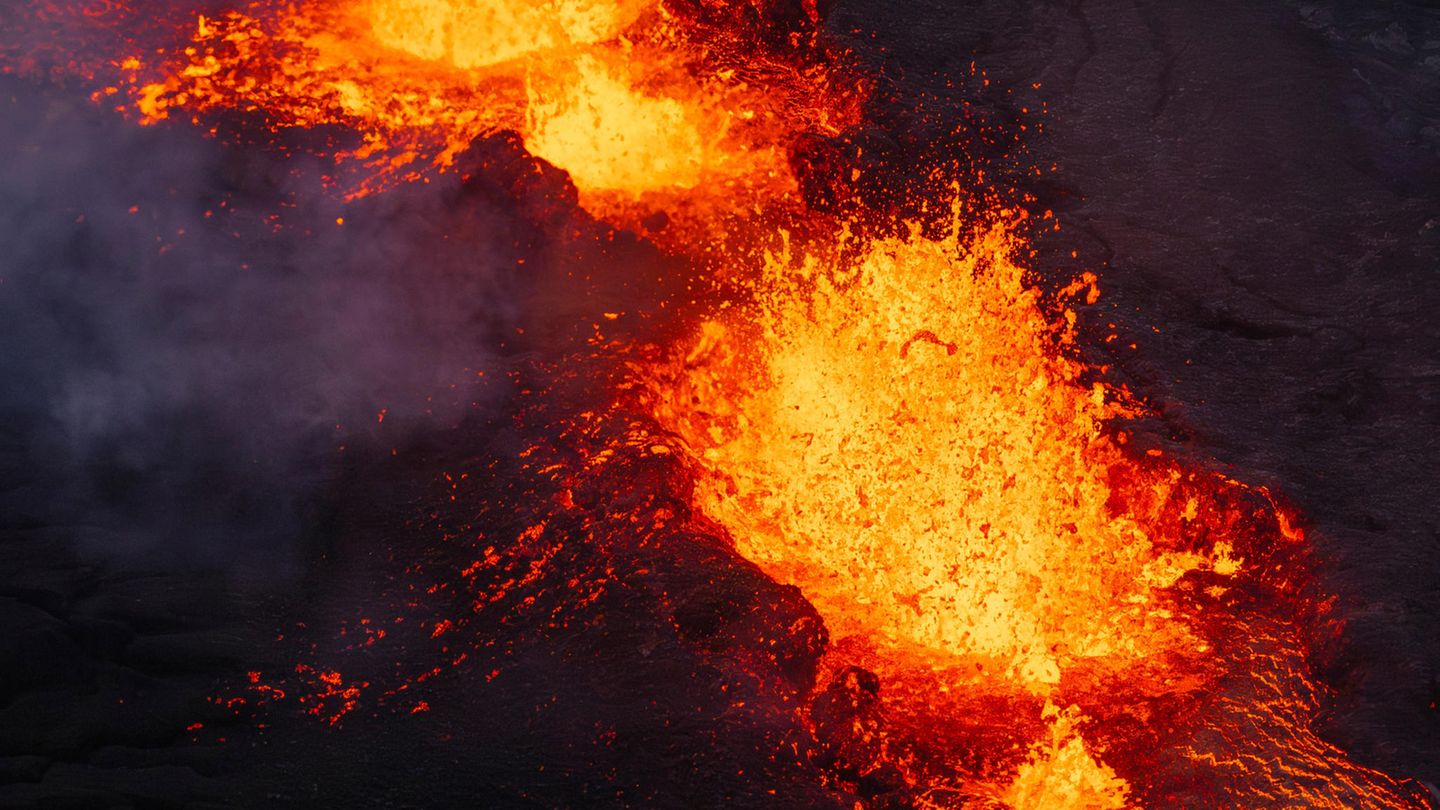 Nahaufnahme des südlichen aktiven Segments der ursprünglichen Spalte eines aktiven Vulkans auf der Reykjanes-Halbinsel in Island