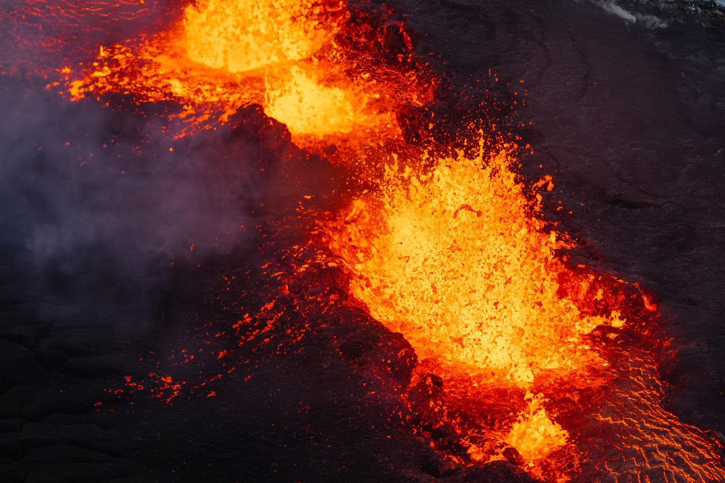 Nahaufnahme des südlichen aktiven Segments der ursprünglichen Spalte eines aktiven Vulkans auf der Reykjanes-Halbinsel in Island