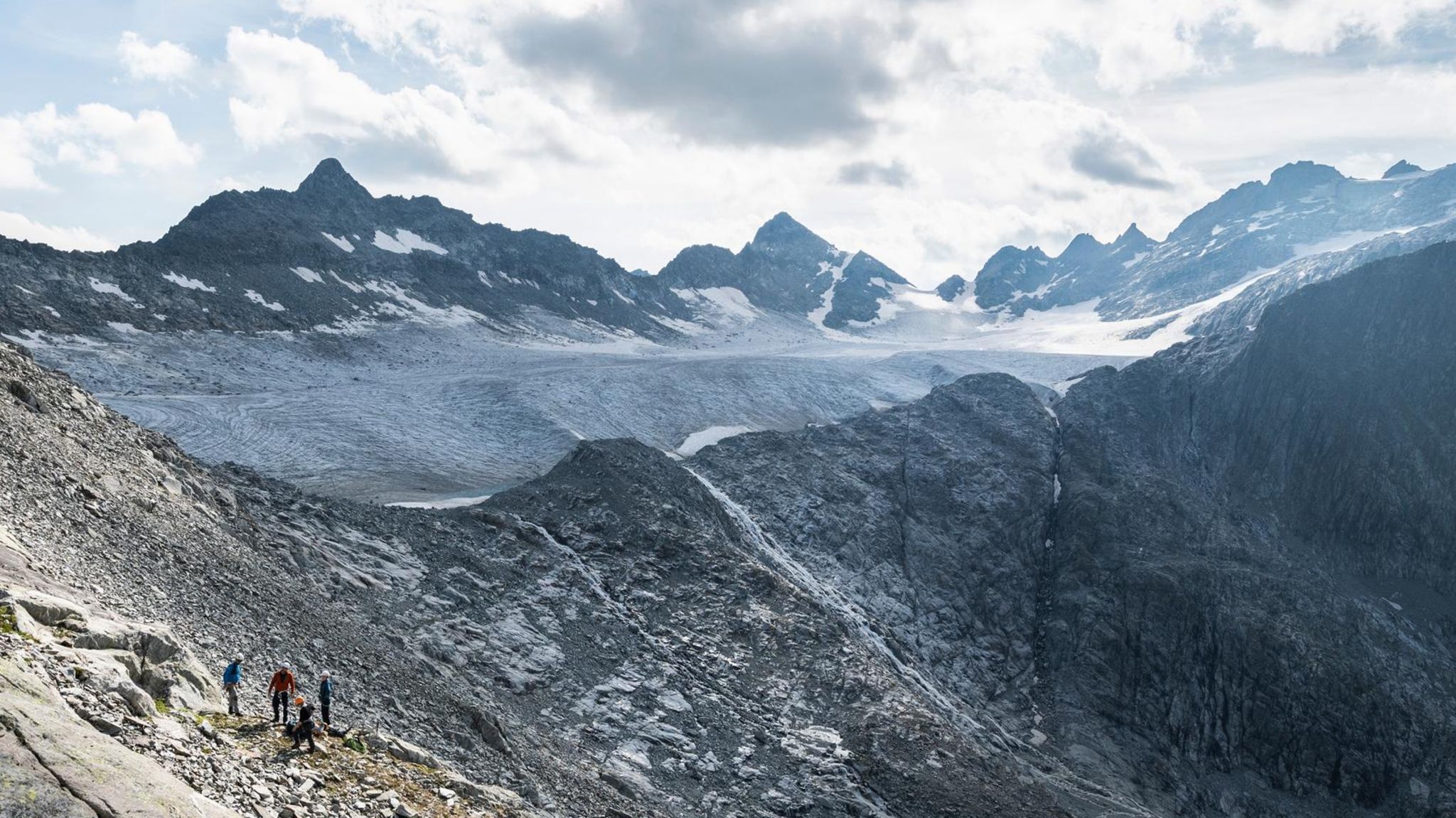 Archäologe macht eine Prospektion am Brunnifirn Gletscher