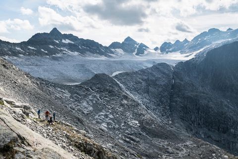 Archäologe macht eine Prospektion am Brunnifirn Gletscher