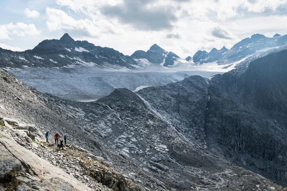 Archäologe macht eine Prospektion am Brunnifirn Gletscher  1.5646