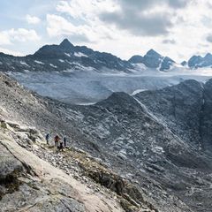 Archäologe macht eine Prospektion am Brunnifirn Gletscher