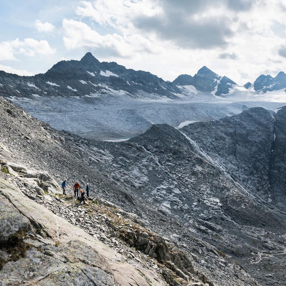 Archäologe macht eine Prospektion am Brunnifirn Gletscher