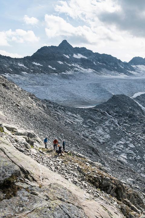 Archäologe macht eine Prospektion am Brunnifirn Gletscher