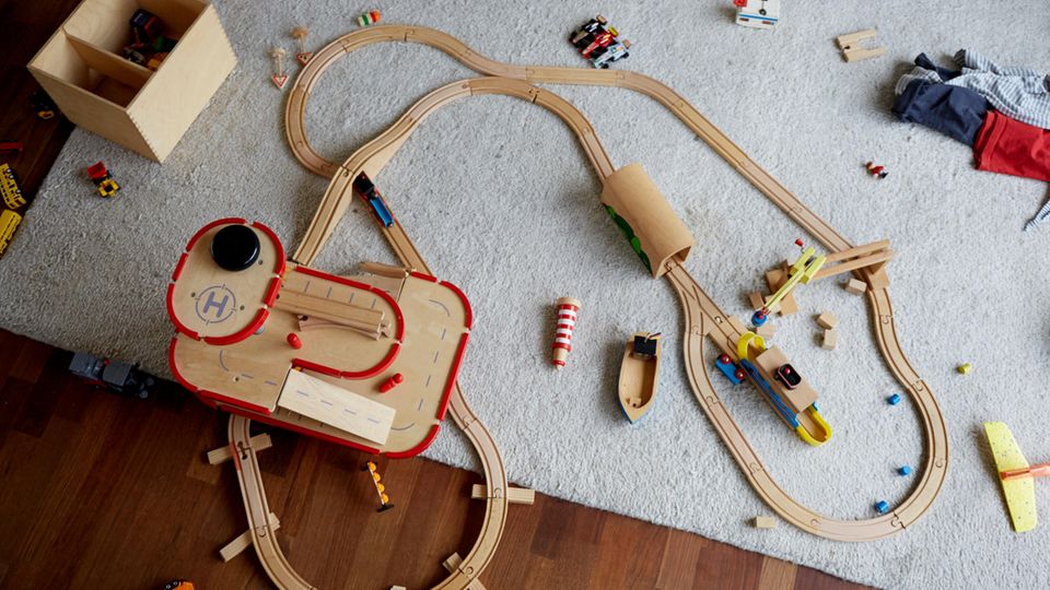 Spielzeugautobahn aus Holz mit hölzernem Parkhaus