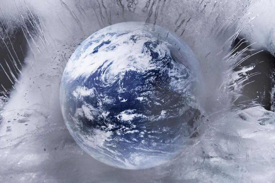 Unser Planet wird streng genommen nicht in Kälte erstarren. Stattdessen wird sich in ferner Zukunft die sterbende Sonne aufblähen, die Ozeane zum Verdampfen bringen und die Erde womöglich sogar verschlucken