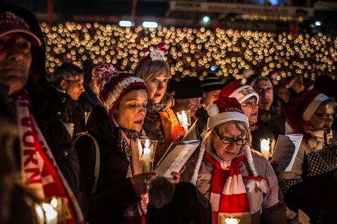 Ob beim weihnachtlichen Fan-Singen im Stadion oder daheim hinter verschlossenen Türen: Körper und Seele profitieren überraschend vielseitig, wenn wir gemeinsam ein Lied anstimmen