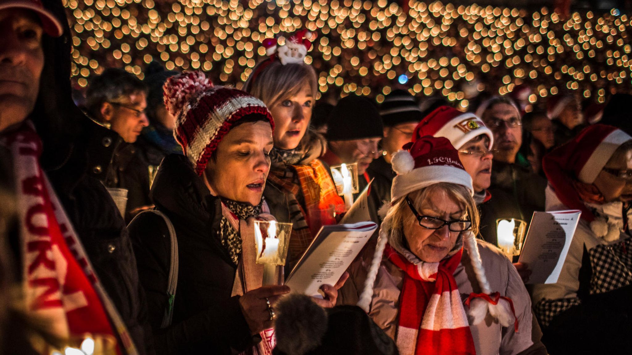 Ob beim weihnachtlichen Fan-Singen im Stadion oder daheim hinter verschlossenen Türen: Körper und Seele profitieren überraschend vielseitig, wenn wir gemeinsam ein Lied anstimmen
