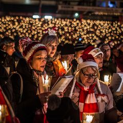 Ob beim weihnachtlichen Fan-Singen im Stadion oder daheim hinter verschlossenen Türen: Körper und Seele profitieren überraschend vielseitig, wenn wir gemeinsam ein Lied anstimmen