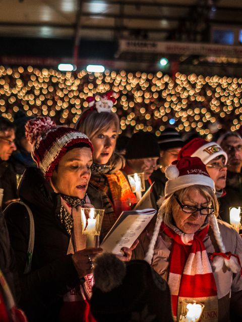Ob beim weihnachtlichen Fan-Singen im Stadion oder daheim hinter verschlossenen Türen: Körper und Seele profitieren überraschend vielseitig, wenn wir gemeinsam ein Lied anstimmen