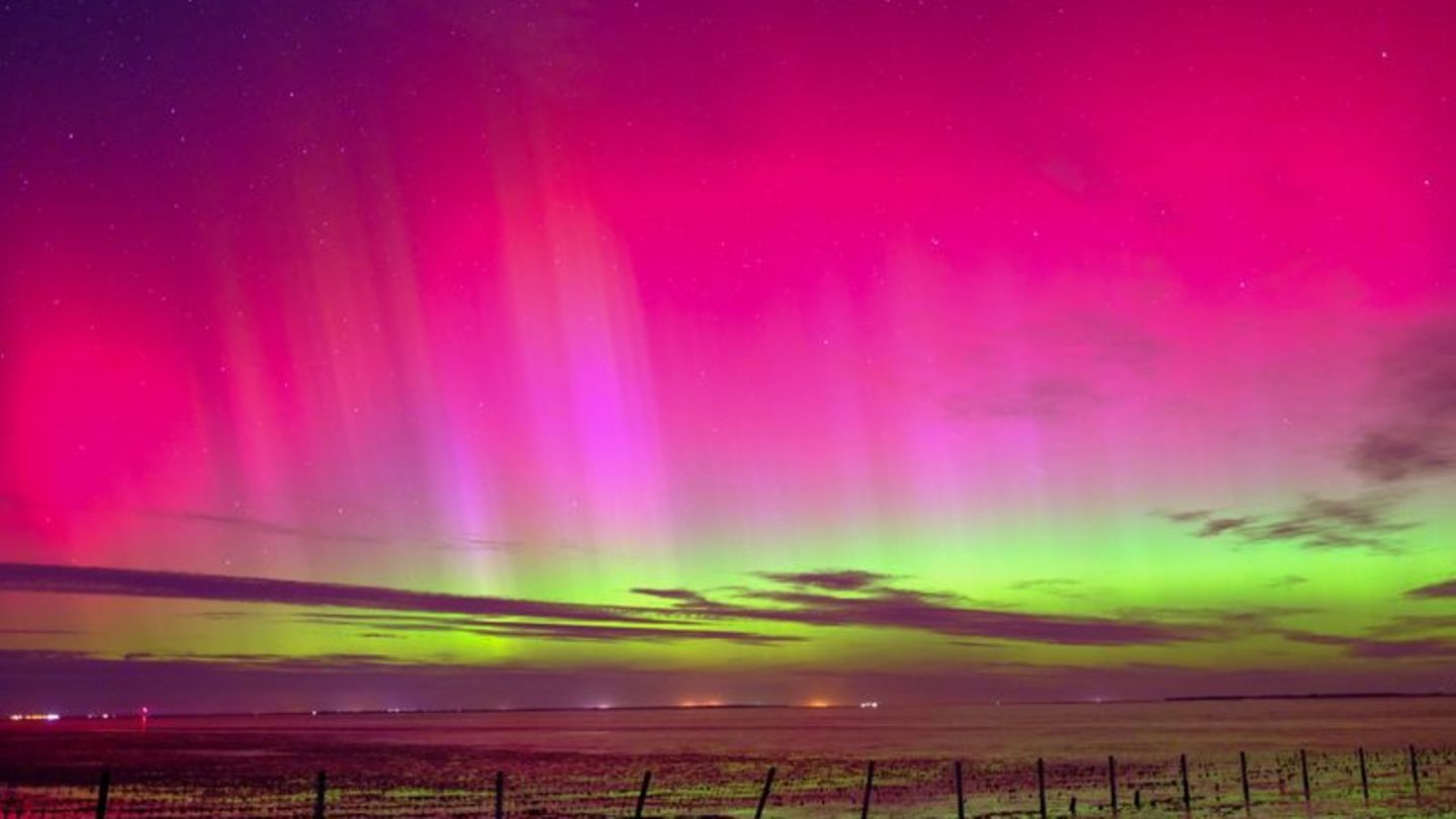 Polarlichter sind am Himmel über Schillig (Kreis Friesland) zu sehen. Foto: Markus Hibbeler/dpa