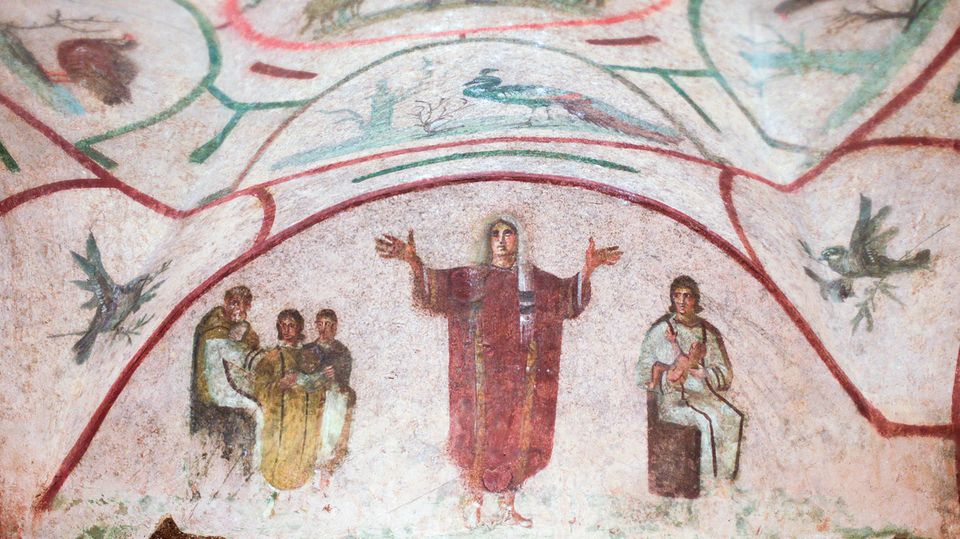 Religion: Auch Bildwerke dienen dazu, die frühchristliche Geschichte zu rekonstruieren. In Katakomben in Rom, in denen Gläubige zusammenkommen, prangen Fresken mit religiösen Motiven, wie diese Darstellung einer betenden Frau Auch Bildwerke dienen dazu, die frühchristliche Geschichte zu rekonstruieren. In Katakomben in Rom, in denen Gläubige zusammenkommen, prangen Fresken mit religiösen Motiven, wie diese Darstellung einer betenden Frau