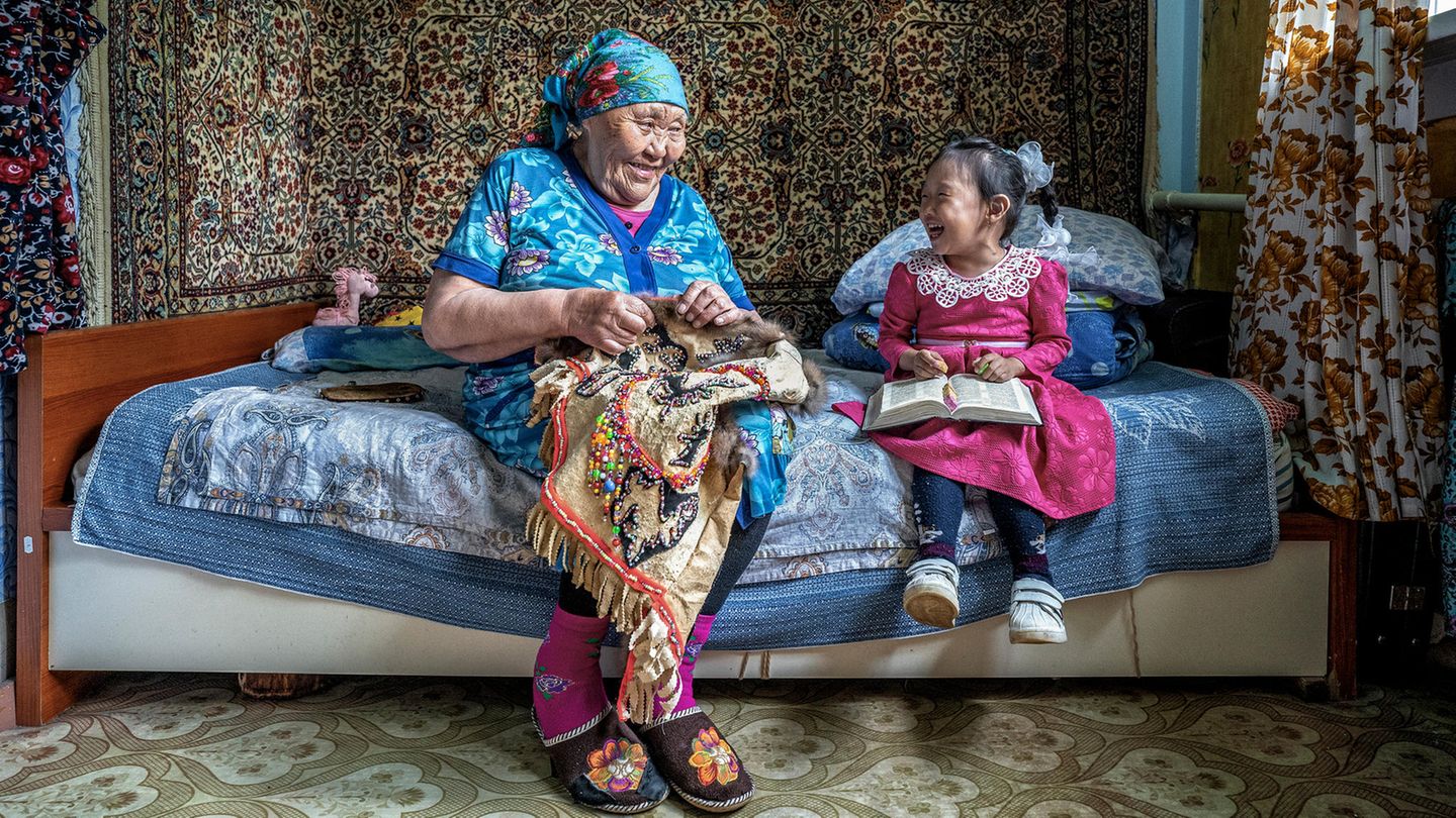 Dritter Preis – Natalya Saprunova Mit dem dritten Preis wird die in Russland geborene Natalya Saprunova geehrt, die Kinder eines indigenen Volks in Russland fotografiert hat. Das Foto zeigt Galina Lazareva, die Anfang der 1990er Jahre mit der Baptistenkirche zum Christentum konvertierte. Sie hat der Kultur der Ewenken abgeschworen und im Gebet ihre Ruhe gefunden. Einst waren die Ewenken mit ihren Rentierherden allein in der Tundra und den Wäldern von Jakutien, im Nordosten Sibiriens. Dann kamen die Geologen und Prospektoren auf der Suche nach Bodenschätzen und schließlich die Holzfäller. Das Leben der Ewenken wandelt sich seither. Aus vielen Nomaden sind Sesshafte geworden. Die Fotografin dokumentiert diesen Wandel mit Bildern.