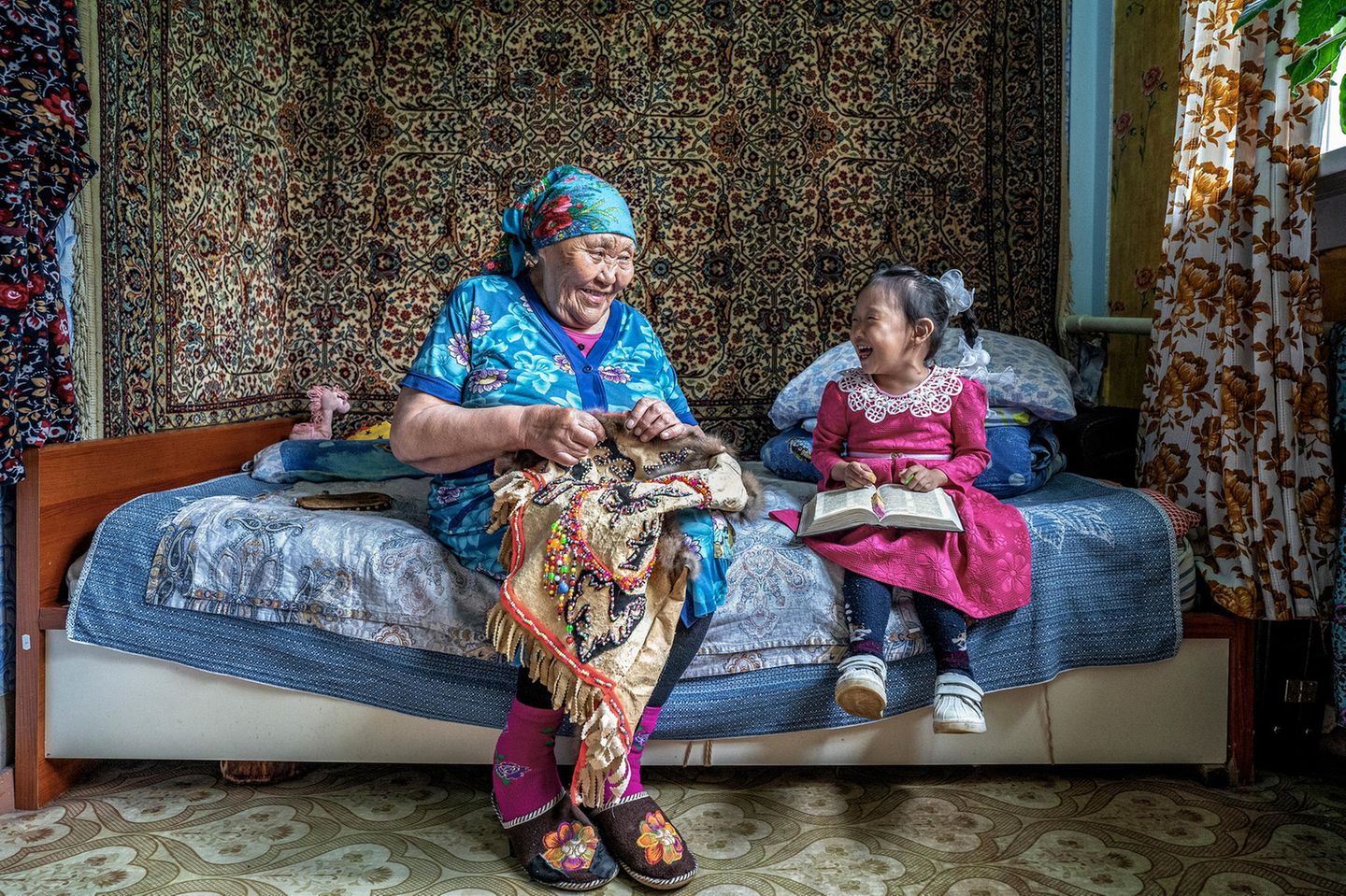 Dritter Preis – Natalya Saprunova Mit dem dritten Preis wird die in Russland geborene Natalya Saprunova geehrt, die Kinder eines indigenen Volks in Russland fotografiert hat. Das Foto zeigt Galina Lazareva, die Anfang der 1990er Jahre mit der Baptistenkirche zum Christentum konvertierte. Sie hat der Kultur der Ewenken abgeschworen und im Gebet ihre Ruhe gefunden. Einst waren die Ewenken mit ihren Rentierherden allein in der Tundra und den Wäldern von Jakutien, im Nordosten Sibiriens. Dann kamen die Geologen und Prospektoren auf der Suche nach Bodenschätzen und schließlich die Holzfäller. Das Leben der Ewenken wandelt sich seither. Aus vielen Nomaden sind Sesshafte geworden. Die Fotografin dokumentiert diesen Wandel mit Bildern.