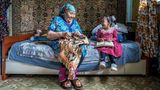 Mit dem dritten Preis wird die in Russland geborene Natalya Saprunova geehrt, die Kinder eines indigenen Volks in Russland fotografiert hat. Das Foto zeigt Galina Lazareva, die Anfang der 1990er Jahre mit der Baptistenkirche zum Christentum konvertierte. Sie hat der Kultur der Ewenken abgeschworen und im Gebet ihre Ruhe gefunden. Einst waren die Ewenken mit ihren Rentierherden allein in der Tundra und den Wäldern von Jakutien, im Nordosten Sibiriens. Dann kamen die Geologen und Prospektoren auf der Suche nach Bodenschätzen und schließlich die Holzfäller. Das Leben der Ewenken wandelt sich seither. Aus vielen Nomaden sind Sesshafte geworden. Die Fotografin dokumentiert diesen Wandel mit Bildern. 