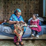 Mit dem dritten Preis wird die in Russland geborene Natalya Saprunova geehrt, die Kinder eines indigenen Volks in Russland fotografiert hat. Das Foto zeigt Galina Lazareva, die Anfang der 1990er Jahre mit der Baptistenkirche zum Christentum konvertierte. Sie hat der Kultur der Ewenken abgeschworen und im Gebet ihre Ruhe gefunden. Einst waren die Ewenken mit ihren Rentierherden allein in der Tundra und den Wäldern von Jakutien, im Nordosten Sibiriens. Dann kamen die Geologen und Prospektoren auf der Suche nach Bodenschätzen und schließlich die Holzfäller. Das Leben der Ewenken wandelt sich seither. Aus vielen Nomaden sind Sesshafte geworden. Die Fotografin dokumentiert diesen Wandel mit Bildern. 