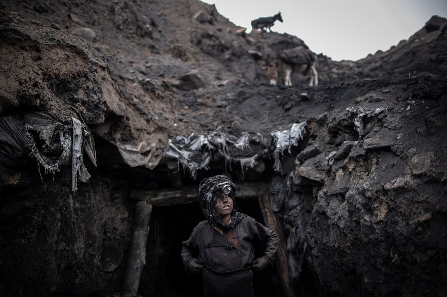 Den zweiten Preis erhält der deutsche Fotograf Oliver Weiken, der sich mit Kinderarbeit in Afghanistan auseinandergesetzt hat. Das Foto zeigt einen Jungen, der als Bergarbeiter arbeitet, steht vor einem informellen Kohlebergwerk in Chinarak in der afghanischen Provinz Baghlan. Hunderte von Bergleuten, von Männern über 60 bis hin zu Jungen im Alter von zehn Jahren, arbeiten jeden Tag in den Minen von Chinarak, die sich mehrere hundert Meter in den Berg bohren, für einen Tageslohn von nur wenigen Euro. Kinderarbeit hat es in Afghanistan immer gegeben, doch seit dem Sieg der Taliban sehen sich immer mehr Familien gezwungen, schon ihre minderjährigen Söhne für das tägliche Brot schuften zu lassen. Wie die Bilder von Oliver Weiken nahelegen, ist es eine Anstrengung, die kaum Kraft lässt, auch noch zur Schule zu gehen.