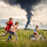 Das Unicef-Foto des Jahres rückt kindliche Unbeschwertheit inmitten des russischen Angriffskriegs gegen die Ukraine in den Mittelpunkt. Auf dem Siegerbild des polnischen Fotografen Patryk Jaracz sind drei Mädchen auf einer Wiese in der Westukraine zu sehen. Eines davon lernt das Fahrradfahren, während im Hintergrund eine schwarze Rauchwolke von einem Öllager aufsteigt. Die Siegerfotos wurden am Donnerstag in Berlin präsentiert.  Jaracz habe eine "sehr bewegende Szene mit einem sehr beklemmenden Kontrast festgehalten", sagte Unicef-Schirmherrin Elke Büdenbender, die Frau des Bundespräsidenten Frank-Walter Steinmeier. "Der Krieg hängt wie eine richtig dunkle Wolke über dem Alltag der Kinder." Trotzdem zeige es auch Hoffnung.