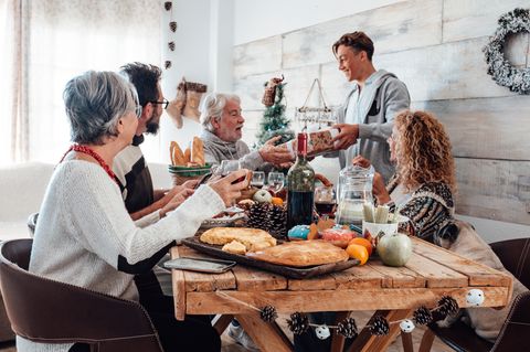 Fröhliches Miteinander der Generationen: An Feiertagen erhalten Erwachsene nicht selten Ratschläge von ihren Eltern im Rentenalter, werden bevormundet. Ein Phänomen, das sich alljährlich wiederholt 