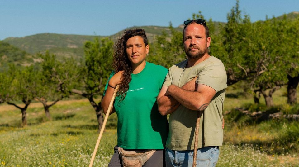 Maria-Pilar und Juan Martorell-Gargallo stehen auf einer Wiese