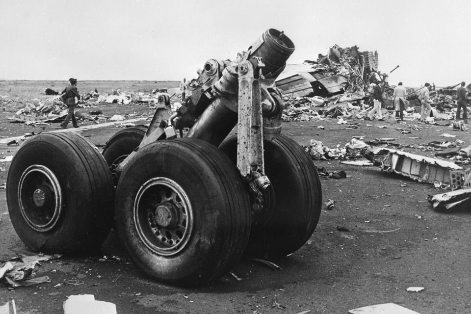 Trümmer der verunglückten Flugzeuge auf dem Rollfeld des Flughafens Santa Cruz de Tenerife 1977  1.4587